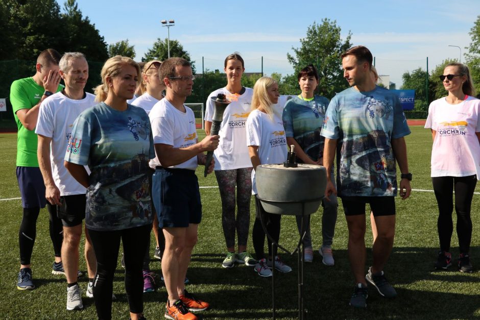 Tarptautinio jungtinio futbolo turnyro atidarymo ceremonijoje bėgo ir pareigūnai