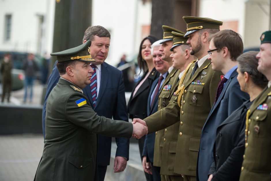 Ukrainos ministras: Rusija telkia pajėgas prie mūsų sienos
