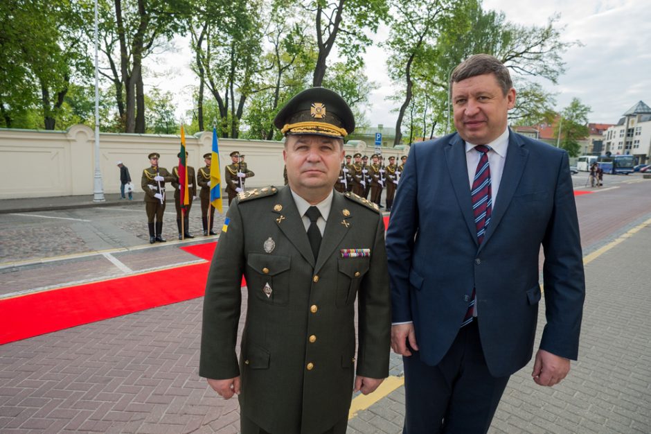 Ukrainos ministras: Rusija telkia pajėgas prie mūsų sienos