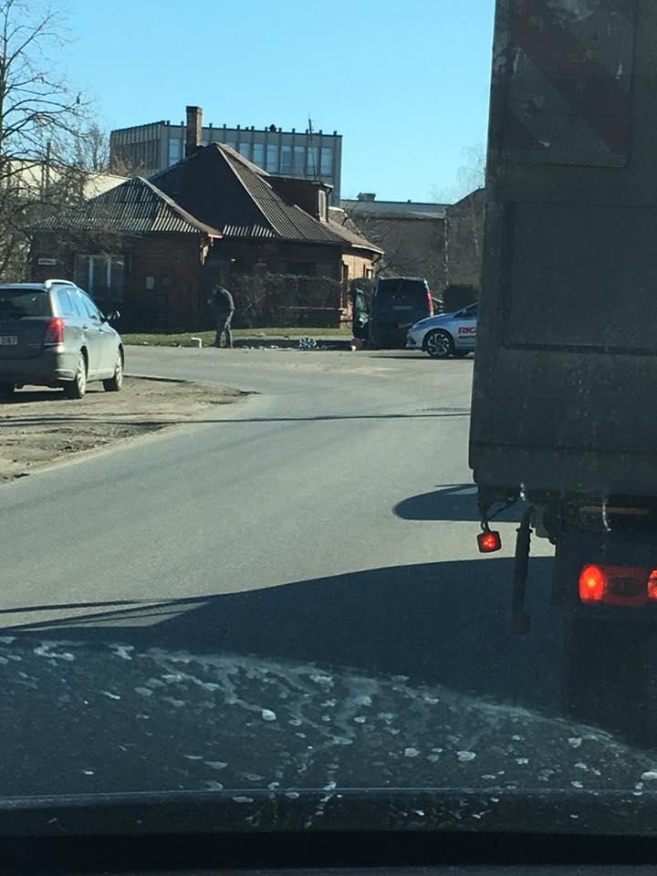 Per avariją Kaune automobilis rėžėsi į tvorą, sužalotas vairuotojas