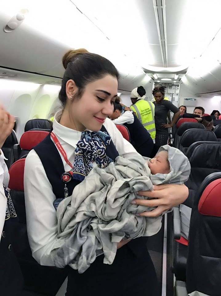 Turkijos lėktuve keleivė pagimdė kūdikį
