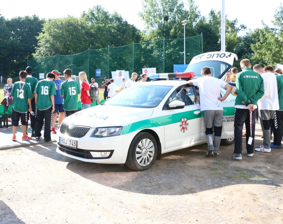 Tarptautinio jungtinio futbolo turnyro atidarymo ceremonijoje bėgo ir pareigūnai