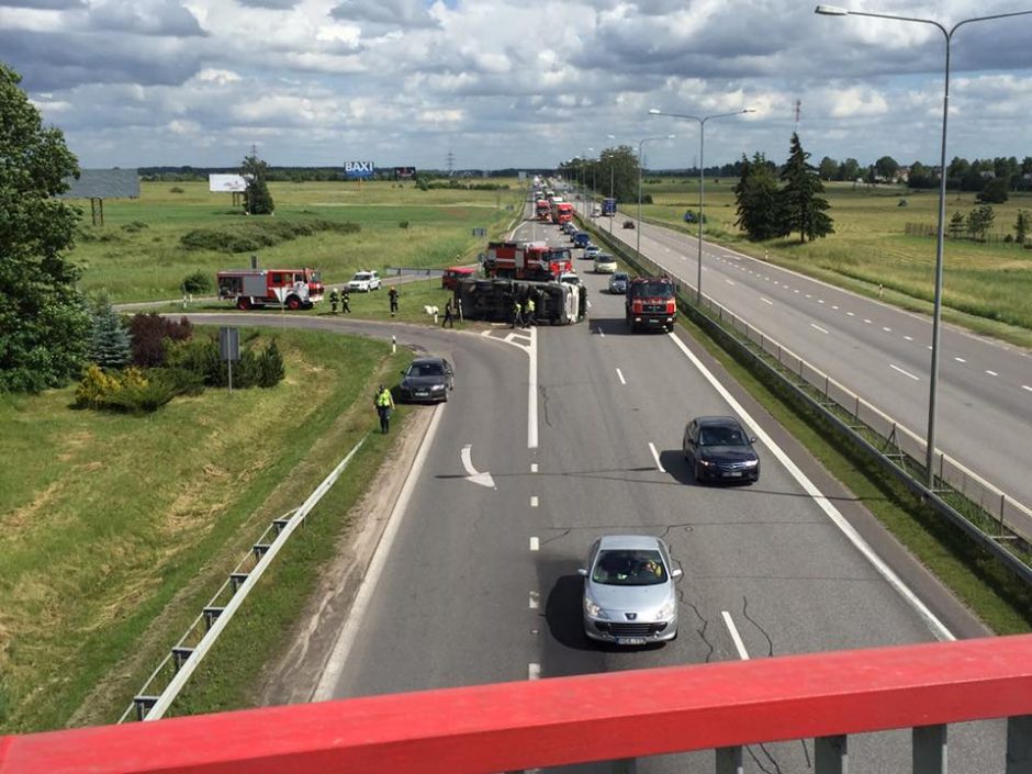 Autostradoje prie Rumšiškių apvirto šiukšliavėžė: nukentėjo du žmonės