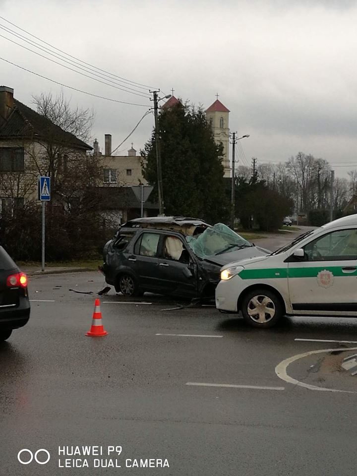 Pareigūnams nestojęs vairuotojas pakliuvo į avariją, automobilis suniokotas