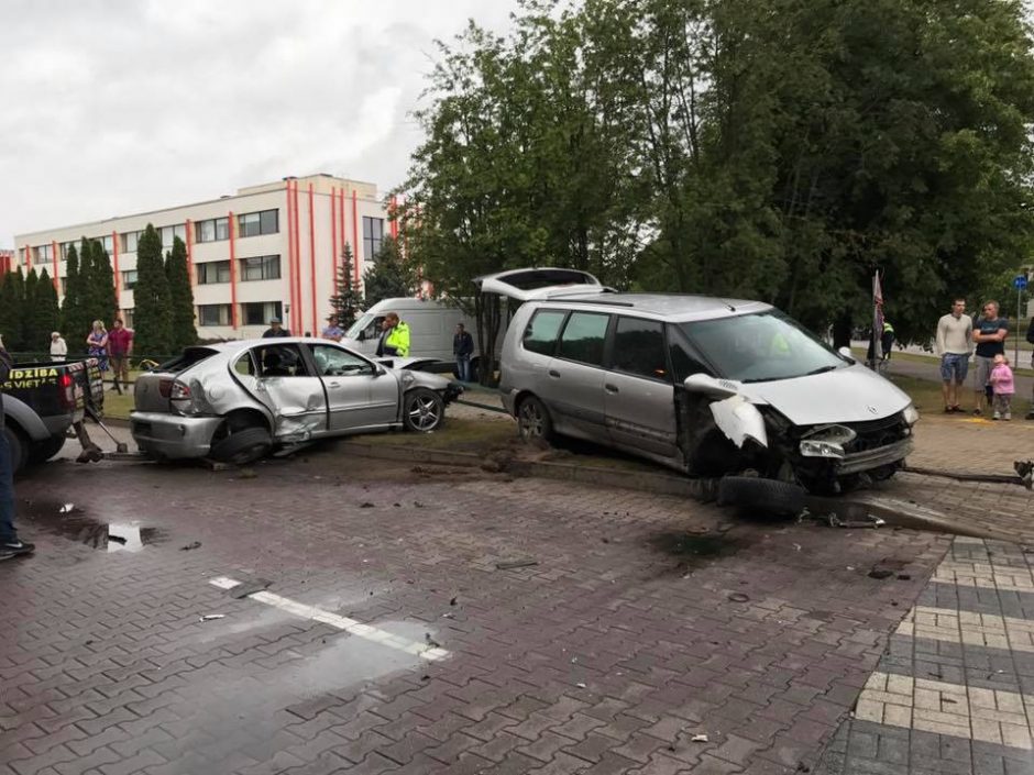 Latvijoje avariją sukėlęs pareigūnas kaltę verčia lietuviui? (ieškomi liudininkai)