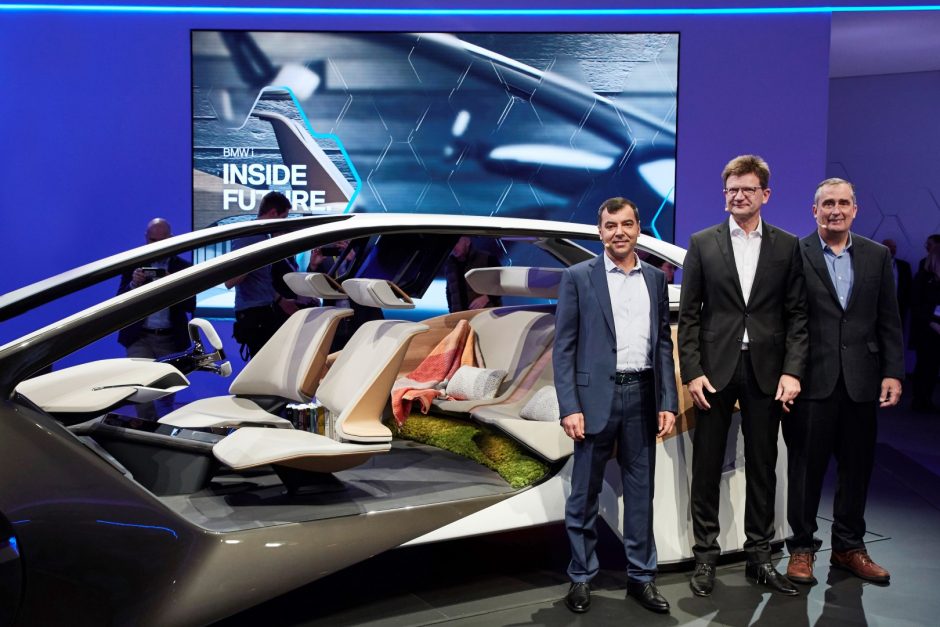 BMW inovacijos: autonomiškų automobilių bandymai ir namus primenantis interjeras