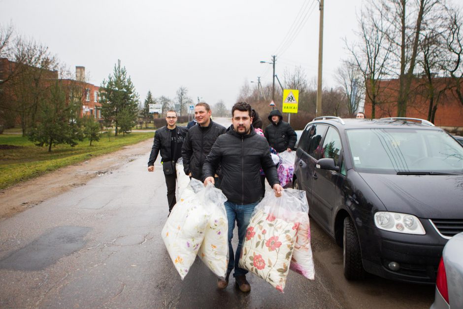 Geraširdžiai pravirkdė skurdžiai gyvenančią šeimą