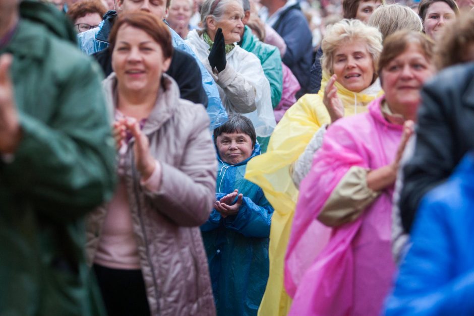 Prie Kauno pilies aidėjo tūkstantinis choras