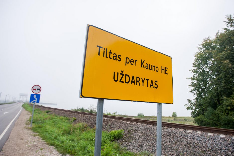 Uždarytas hidroelektrinės tiltas glumina vairuotojus