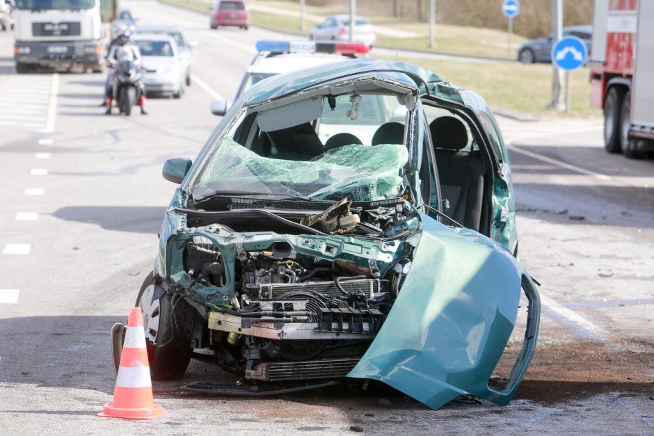 Tragiška avarija Kaune: susidūrus sunkvežimiui ir automobiliui žuvo vairuotojas