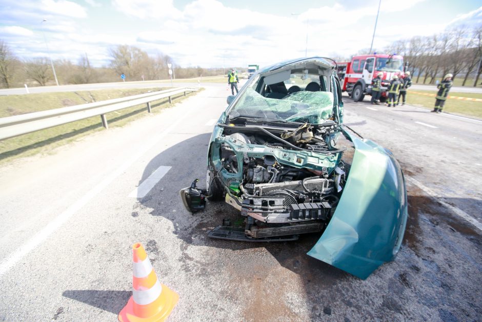 Tragiška avarija Kaune: susidūrus sunkvežimiui ir automobiliui žuvo vairuotojas