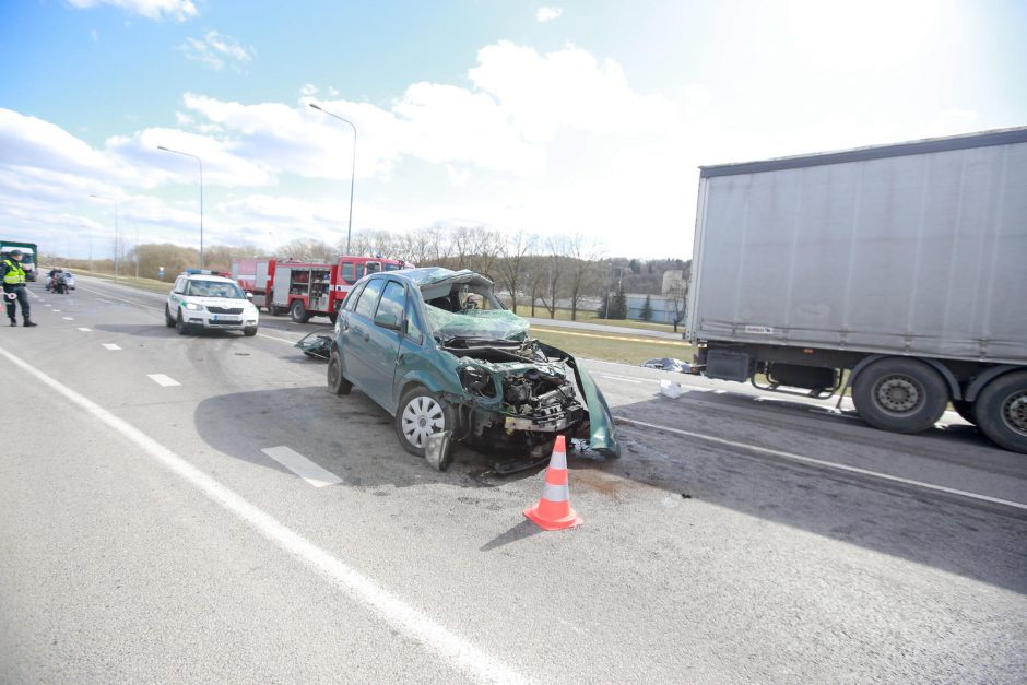 Tragiška avarija Kaune: susidūrus sunkvežimiui ir automobiliui žuvo vairuotojas