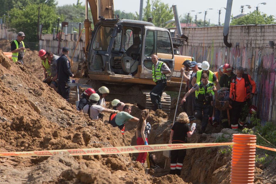 Kaune du darbininkus užgriuvo žemės, vieno išgelbėti nepavyko