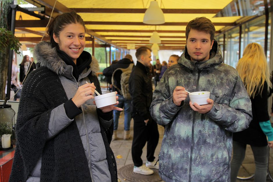 Studentai miestiečiams dalijo šimtmečio moliūgienę