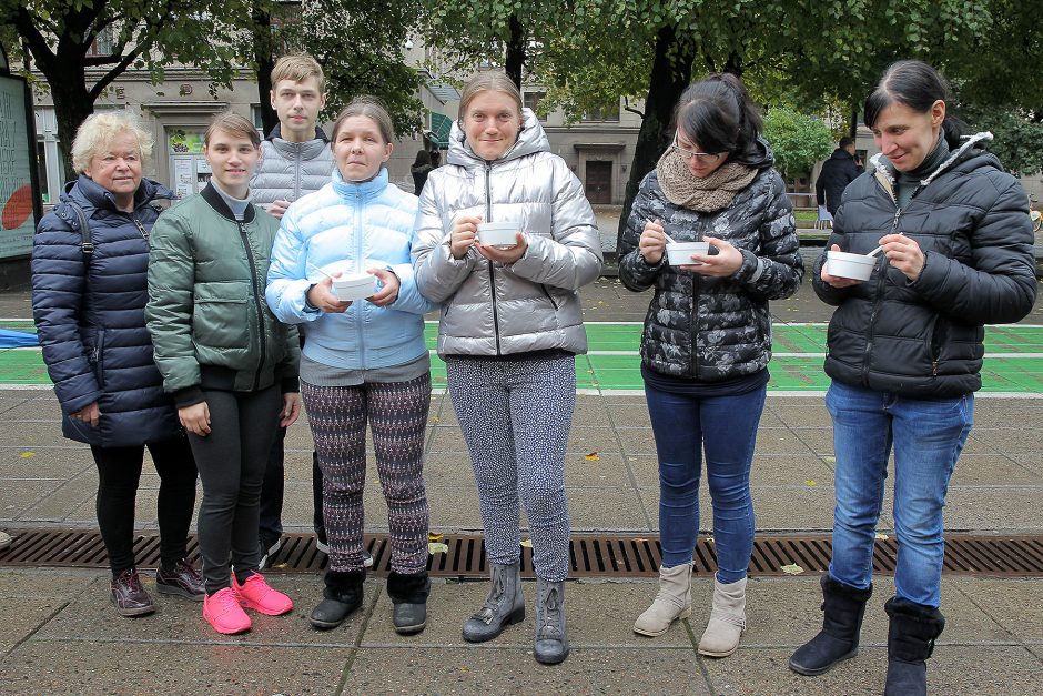 Studentai miestiečiams dalijo šimtmečio moliūgienę