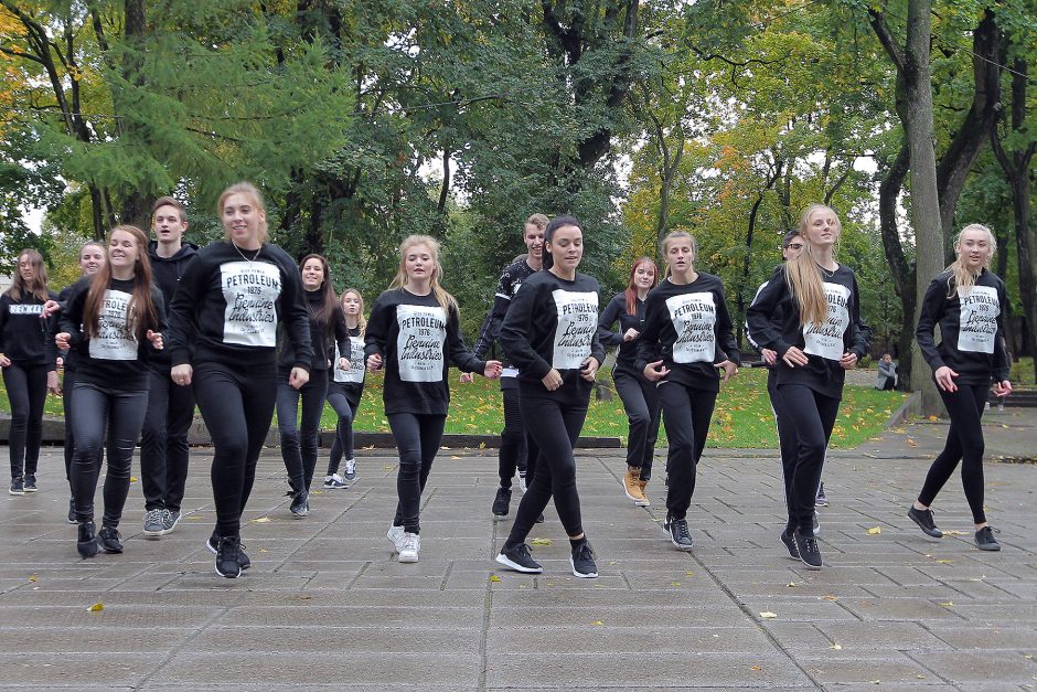 Studentai miestiečiams dalijo šimtmečio moliūgienę