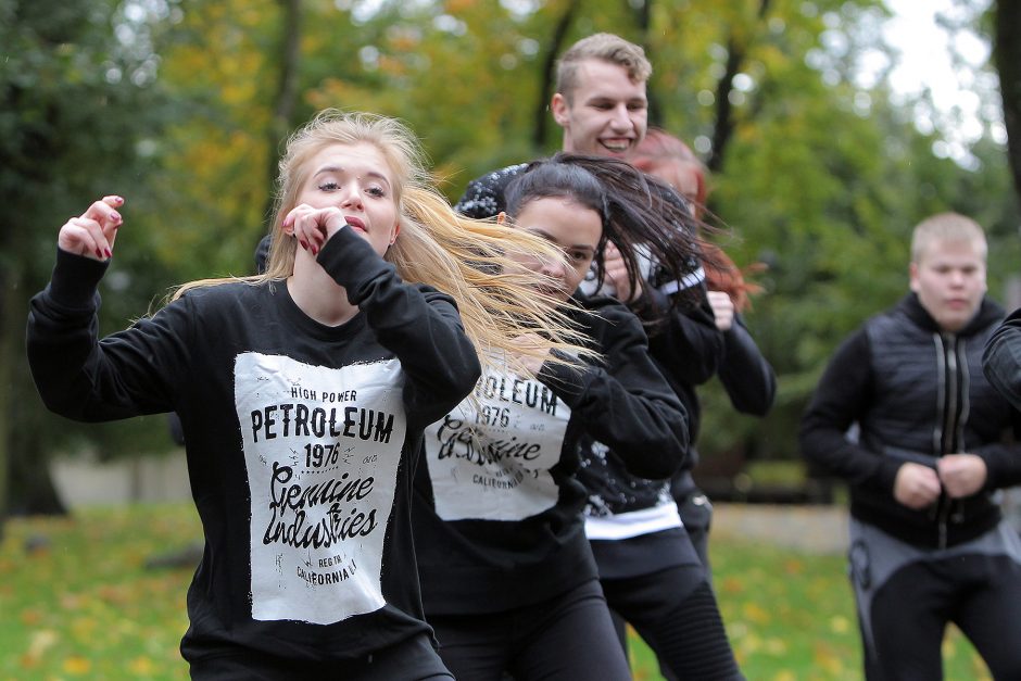 Studentai miestiečiams dalijo šimtmečio moliūgienę