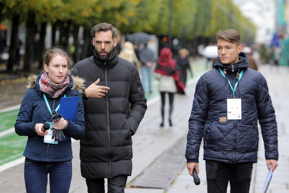 Studentai miestiečiams dalijo šimtmečio moliūgienę