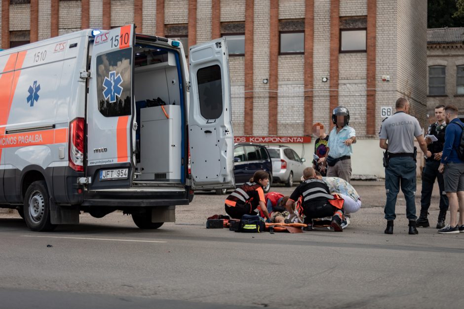 Jonavos gatvėje beteisis motociklininkas rėžėsi į opelį (papildyta)