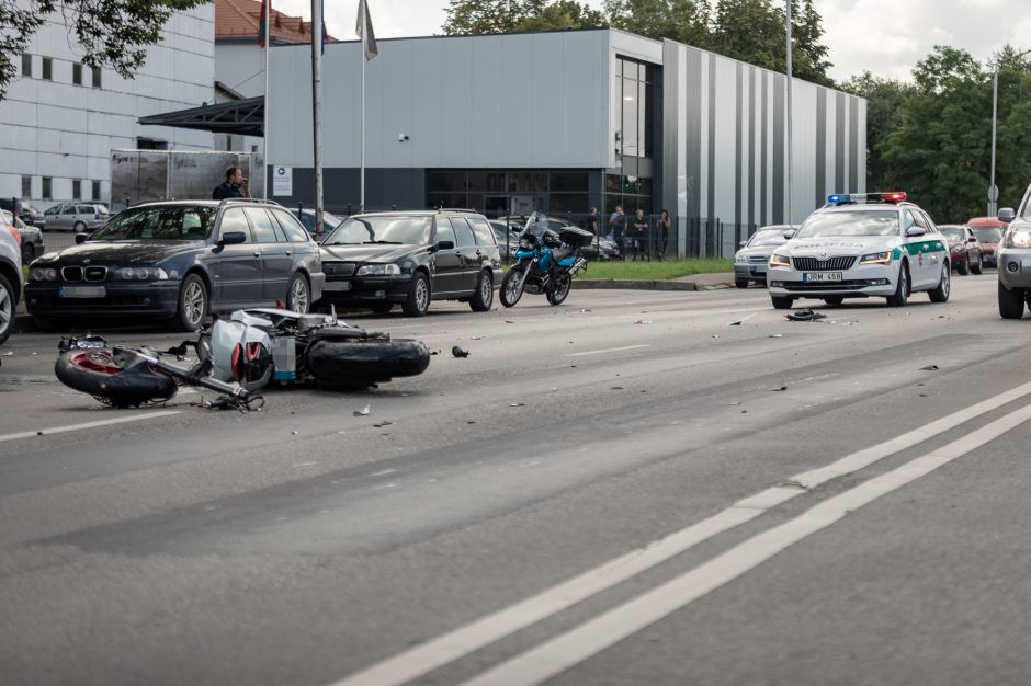 Jonavos gatvėje beteisis motociklininkas rėžėsi į opelį (papildyta)