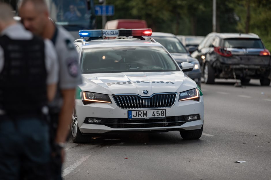 Jonavos gatvėje beteisis motociklininkas rėžėsi į opelį (papildyta)