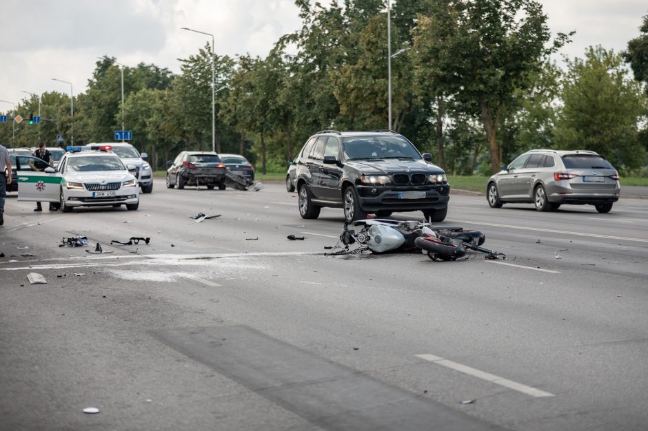 Jonavos gatvėje beteisis motociklininkas rėžėsi į opelį (papildyta)