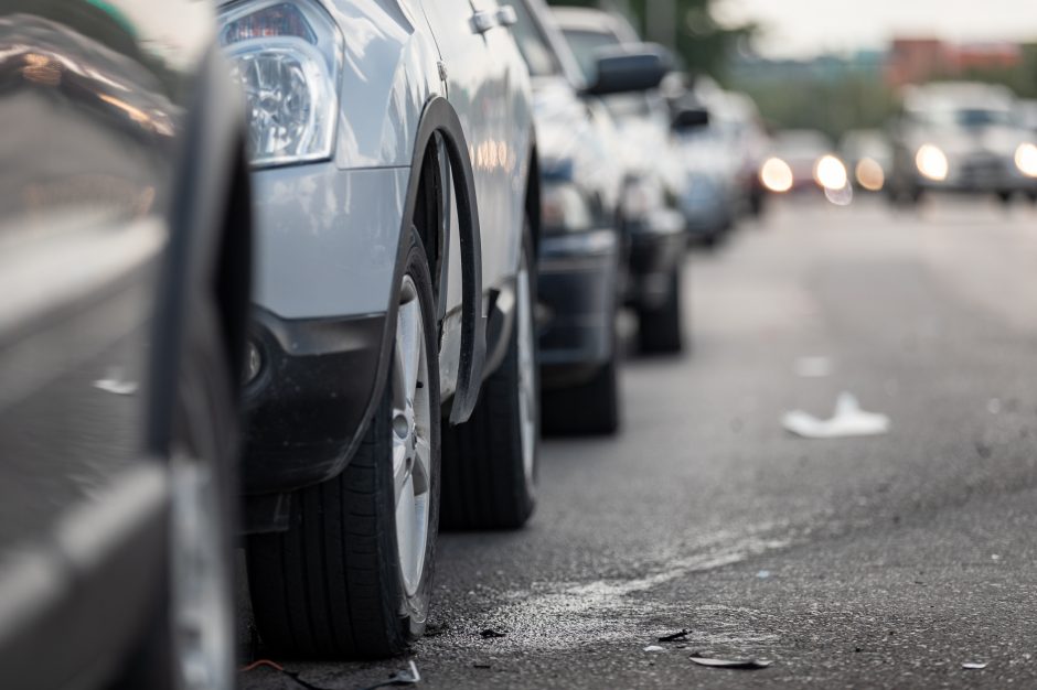 Jonavos gatvėje beteisis motociklininkas rėžėsi į opelį (papildyta)