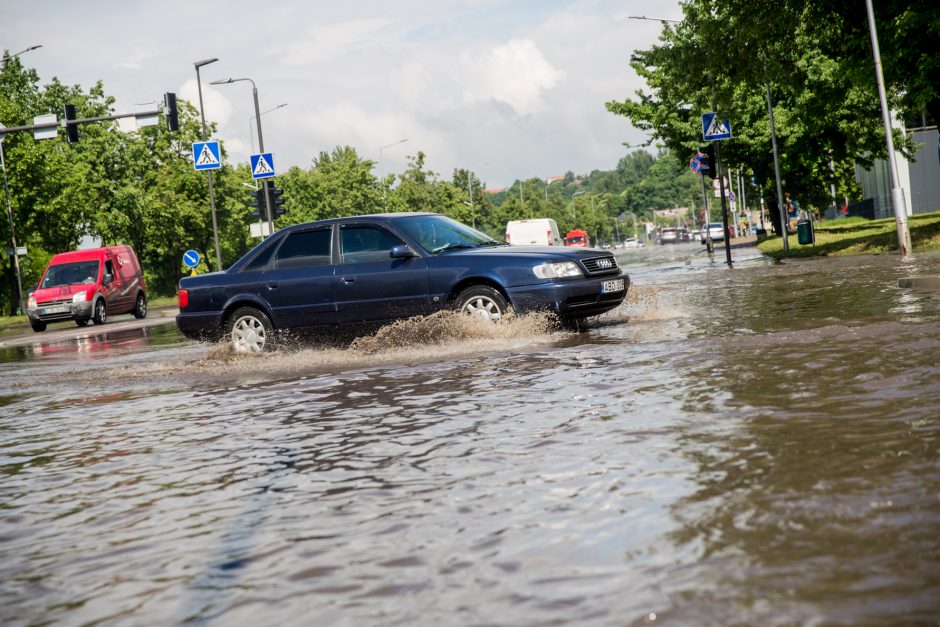 Kauną užtvindė liūtis: skendo pagrindinės gatvės