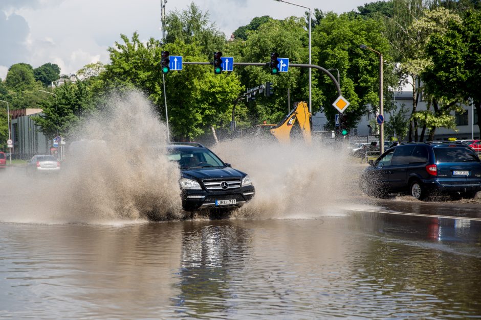 Kauną užtvindė liūtis: skendo pagrindinės gatvės