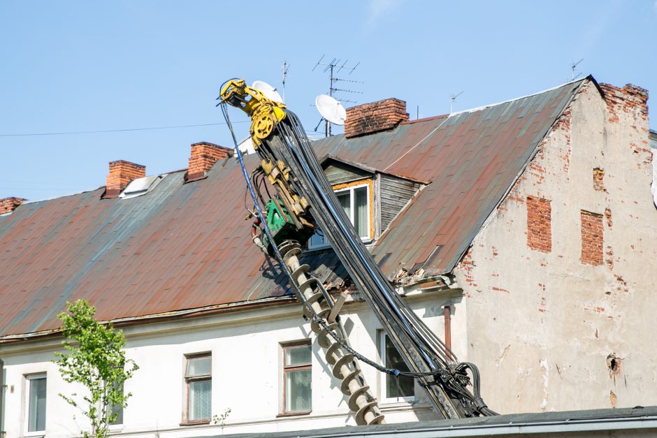 Aliarmas centre: namą užgriuvo sunkiasvoris statybinis įrenginys