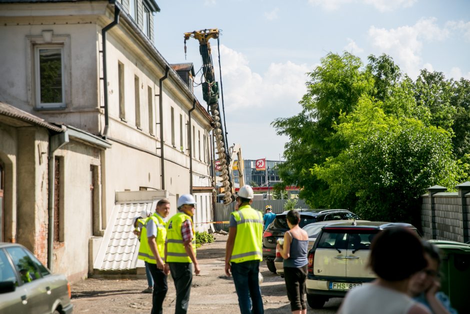 Aliarmas centre: namą užgriuvo sunkiasvoris statybinis įrenginys