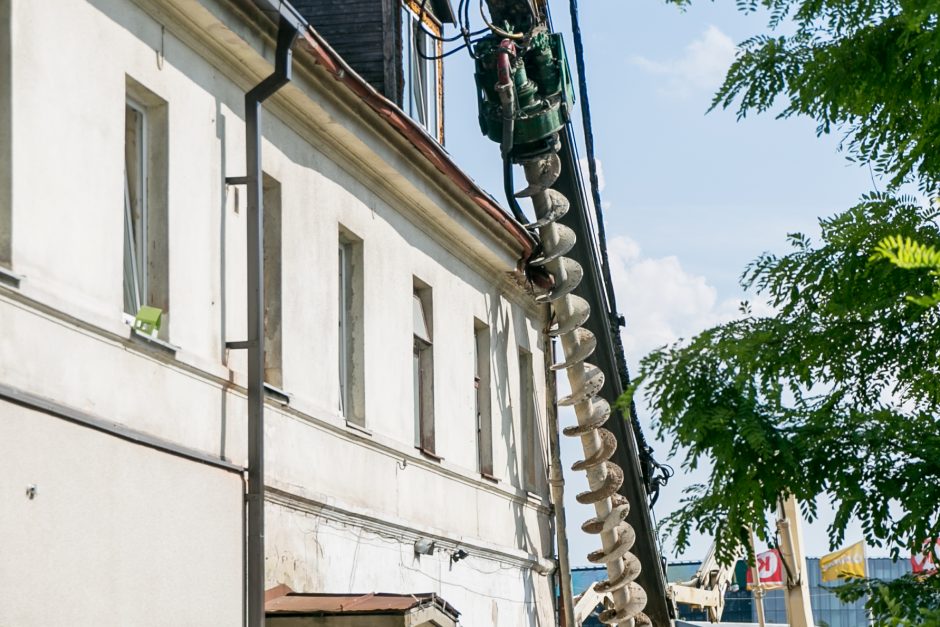 Aliarmas centre: namą užgriuvo sunkiasvoris statybinis įrenginys