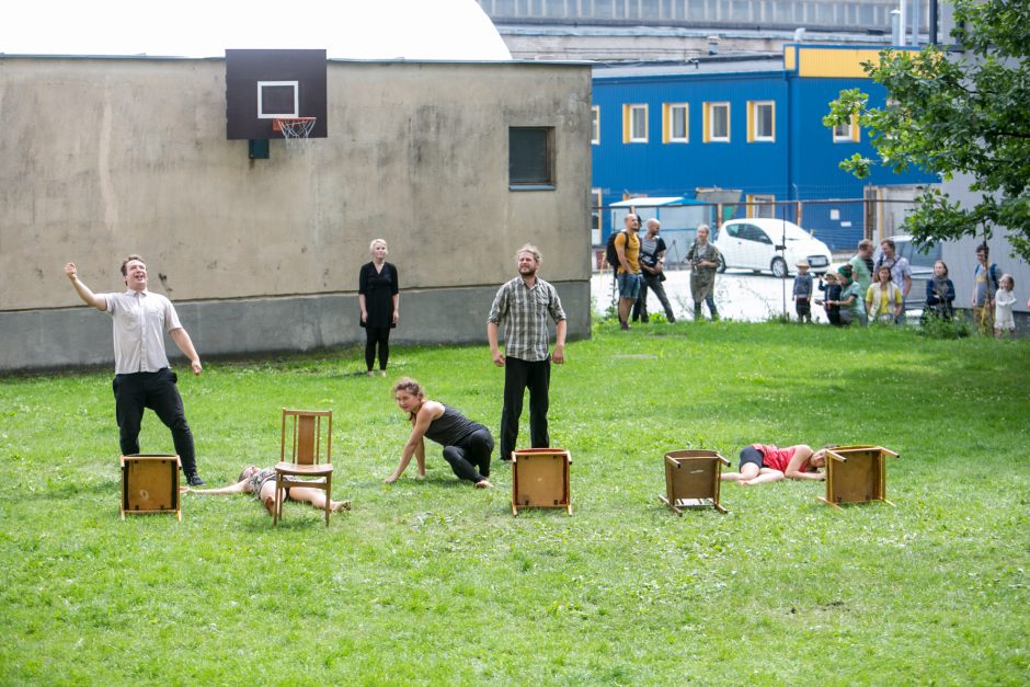 Netikėtumų festivalyje pasirodė cirko artistai