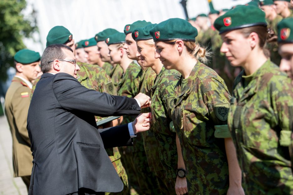 Istorinės Prezidentūros kiemelyje – leitenantų priesaika