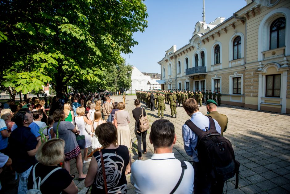 Istorinės Prezidentūros kiemelyje prisiekė leitenantai