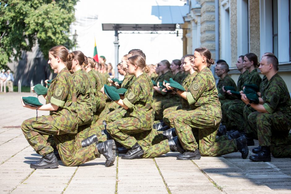 Istorinės Prezidentūros kiemelyje prisiekė leitenantai