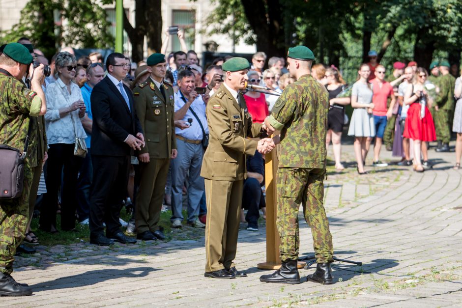 Istorinės Prezidentūros kiemelyje – leitenantų priesaika