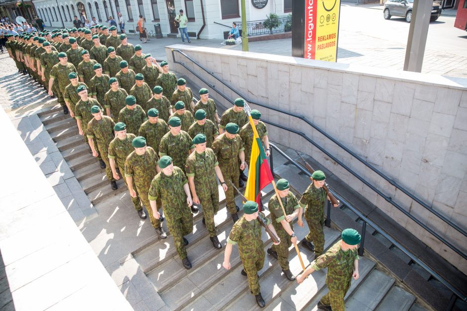 Istorinės Prezidentūros kiemelyje prisiekė leitenantai