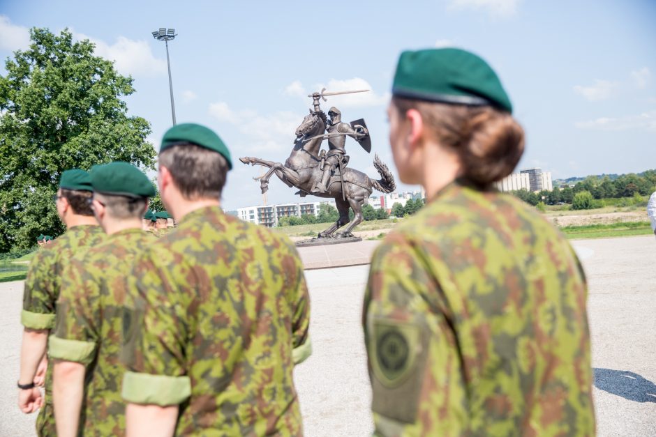 Istorinės Prezidentūros kiemelyje prisiekė leitenantai