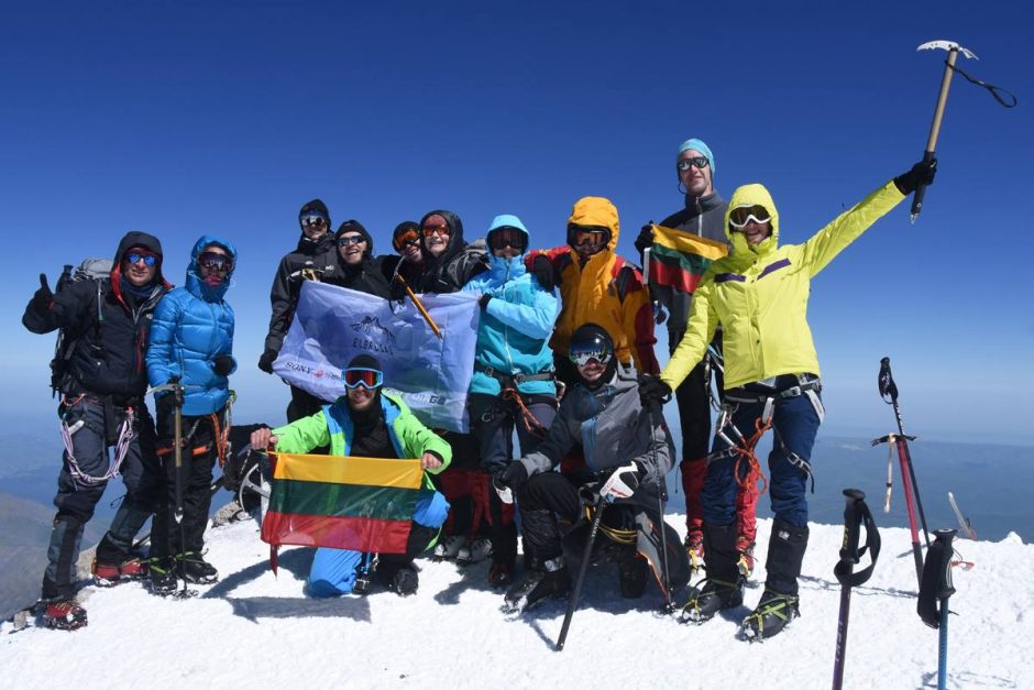 Elbruso viršūnę pasiekę narsuoliai džiaugiasi: įkopėme visi! 