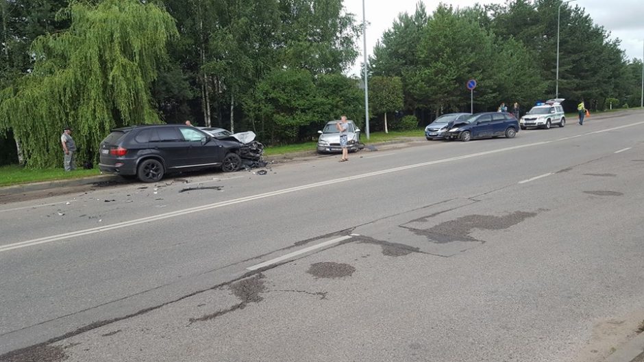 Baltų prospekte BMW vairuotojas rėžėsi į keturias mašinas