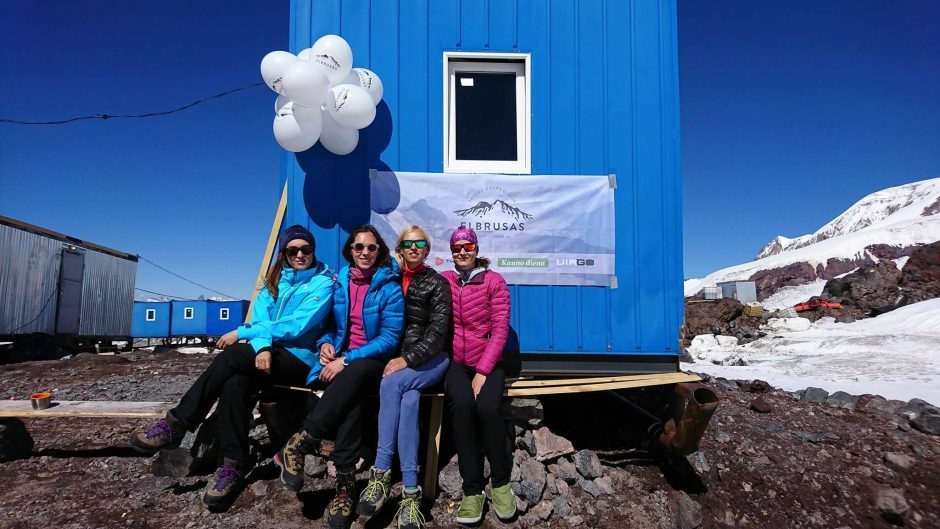 Elbruso viršūnę pasiekę narsuoliai džiaugiasi: įkopėme visi! 