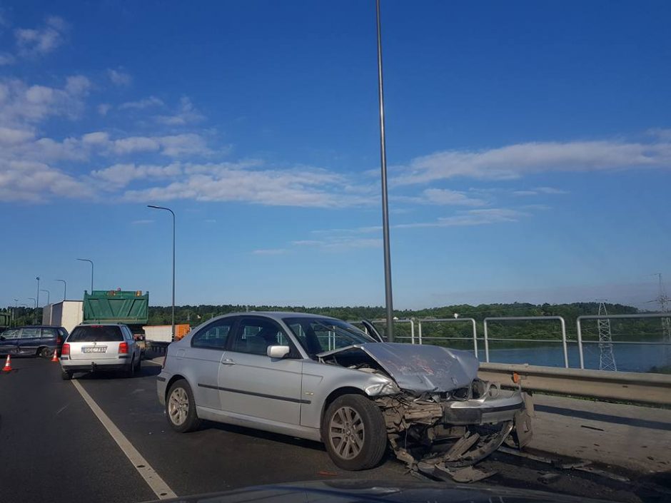 Ant Kauno hidroelektrinės tilto susidūrė trys automobiliai