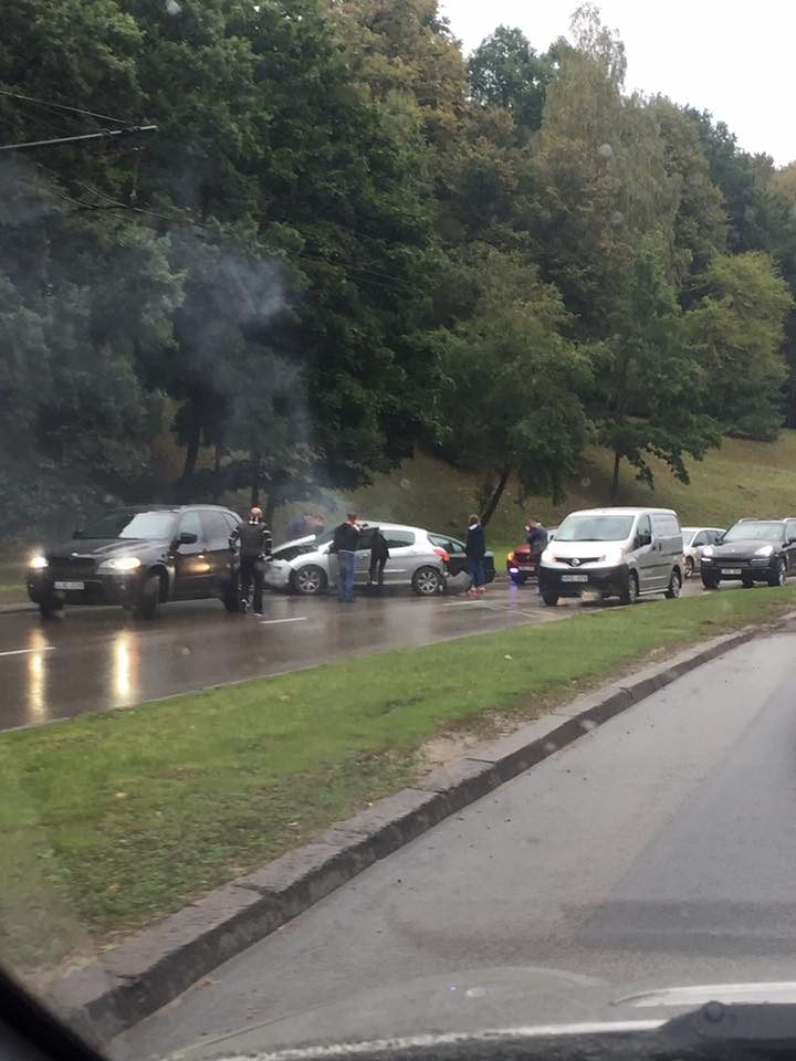 Avarija Tunelio gatvėje: nukentėjo trys žmonės