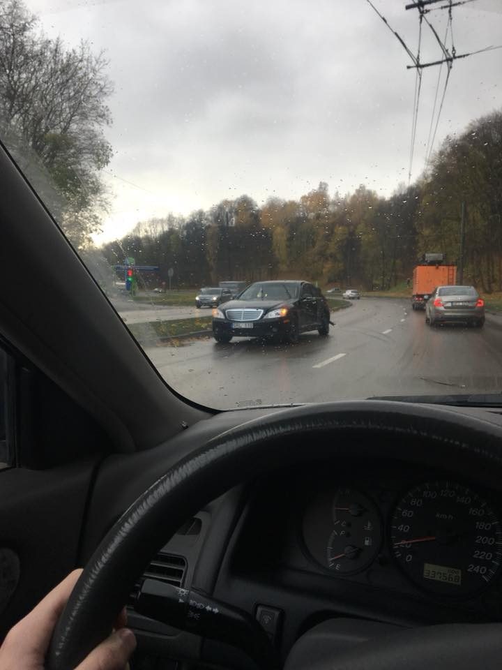 Tunelio gatvės nepasidalijo „Peugeot“ ir „Mercedes-Benz“