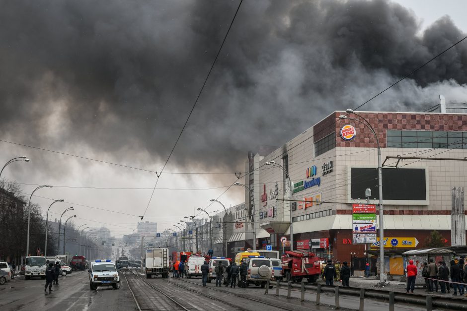 Pragaras Rusijos prekybos centre tęsiasi: žuvusiųjų daugiau nei pusšimtis