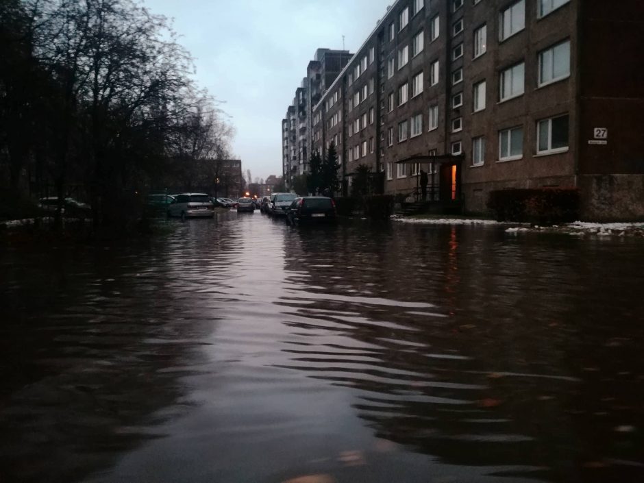 Klaipėda skęsta: užlieti kiemai, sugedusios mašinos (draudikų komentarai)