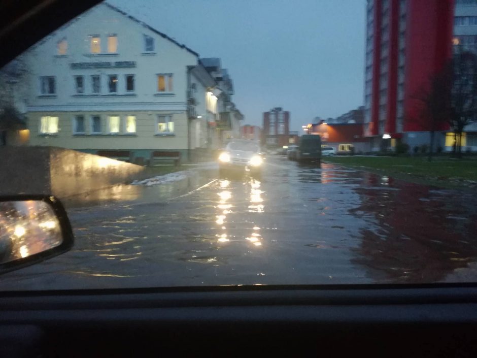 Klaipėda skęsta: užlieti kiemai, sugedusios mašinos (draudikų komentarai)