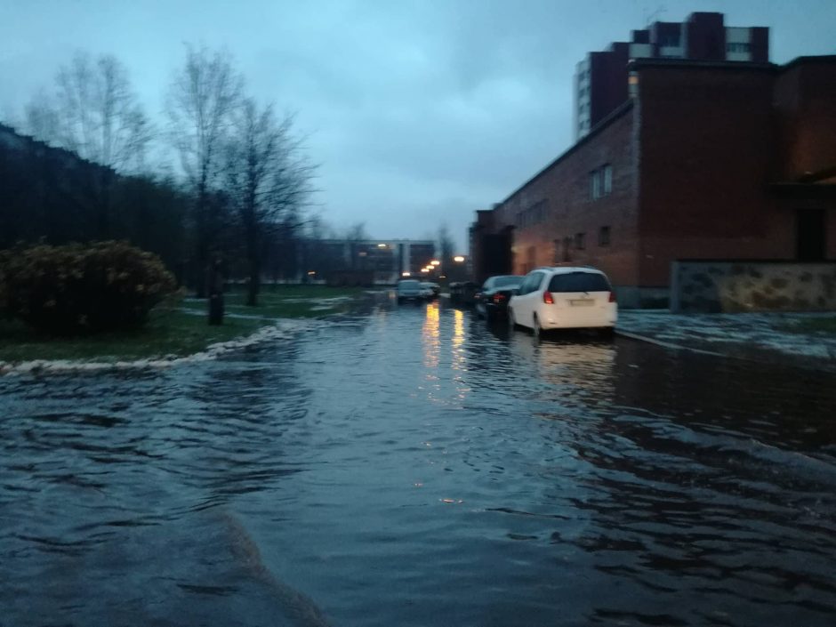 Klaipėda skęsta: užlieti kiemai, sugedusios mašinos (draudikų komentarai)