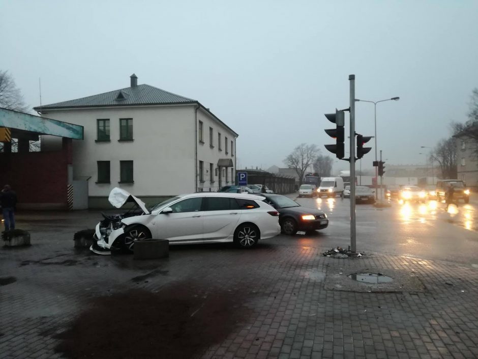 Tamsoje uostamiestyje dužo automobiliai